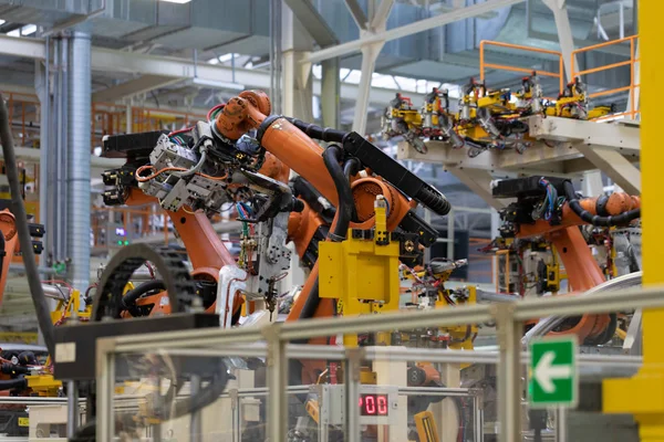 Processo de soldagem de carros. Montagem moderna de carros na fábrica. processo de construção automatizado do corpo do carro — Fotografia de Stock