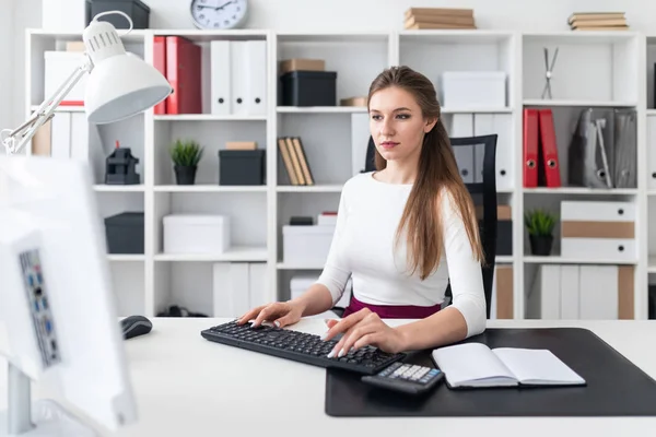 Uma jovem trabalhando em uma mesa de computador . — Fotografia de Stock