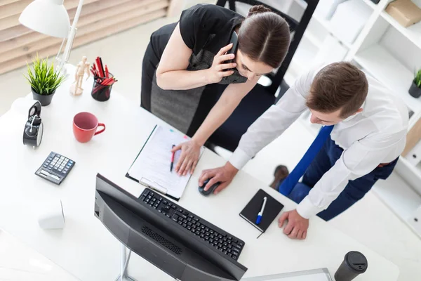 Gençler ekrana bakarak ofiste.