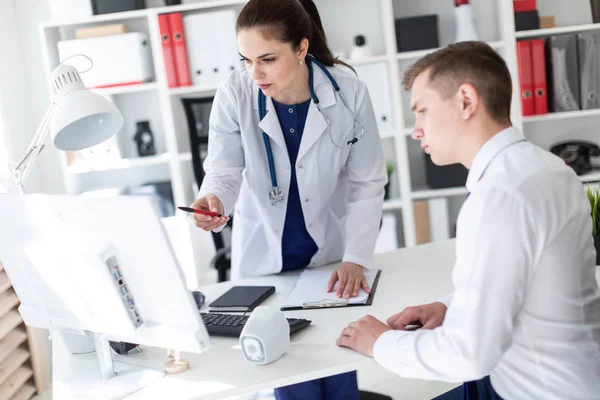 O médico explica o problema para o paciente no computador . — Fotografia de Stock