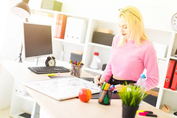 A young girl works in the office with a marker and a magnetic Board. — Stock Photo, Image