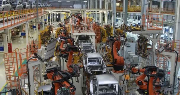 Vaga förutsättningen för monteringslinje produktion av bilar. Oskarp bild på bilfabrik — Stockvideo