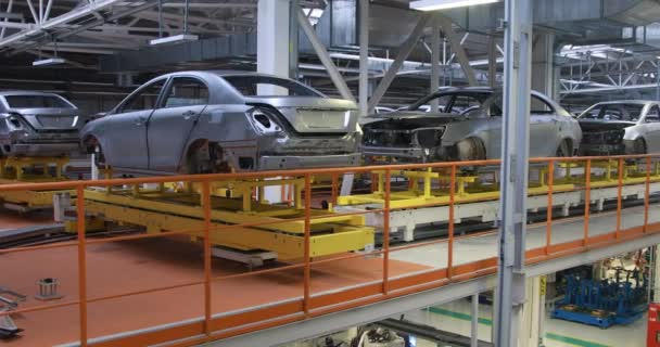 Konveyör fabrikasında otomobil Modern montaj araba gövdesi. araba vücut otomatik oluşturma işlemi — Stok video