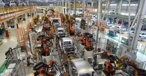 Vage uitgangspunt van assemblagelijn productie van auto's. Intreepupil afbeelding van autofabriek — Stockvideo
