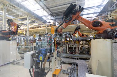 araba cam arkasında kaynak işlemi. Modern otomobil fabrikasında montaj. araba vücut otomatik oluşturma işlemi