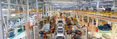 araba gövdesi kaynak. Otomotiv üretim hattı. uzun biçimi. Geniş çerçeve