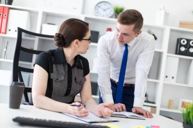 Genç insanların office belgeleri ile çalışan.