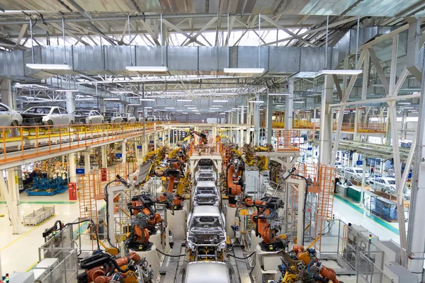 汽车车身在传送带现代装配的汽车在工厂。车身自动制造过程 — 图库照片
