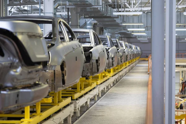 Konveyör fabrikasında otomobil Modern montaj araba gövdesi. araba vücut otomatik oluşturma işlemi