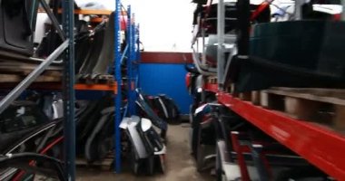 raflar araba otomobil parçaları ile pazarda onarır 