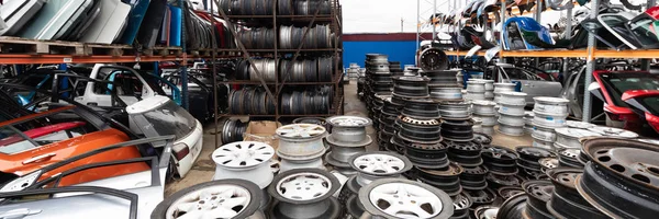 Auto parts market. Car wheels are on the ground. — Stock Photo, Image