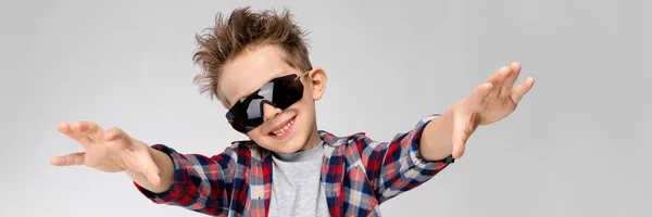 Γοητευτικό Ευτυχισμένο Παιδί Γκρι Φόντο Μαλλιά Αγόρια Είναι Επάνω Αγόρι — Φωτογραφία Αρχείου