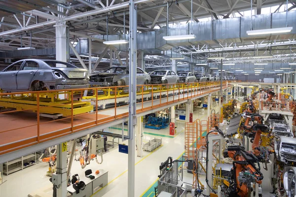 Corpo do carro em transportador Montagem moderna de carros na fábrica. processo de construção automatizado do corpo do carro — Fotografia de Stock