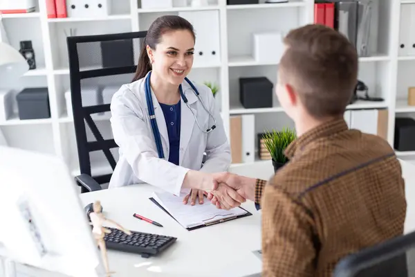 Il medico e il paziente si stringono la mano . — Foto Stock