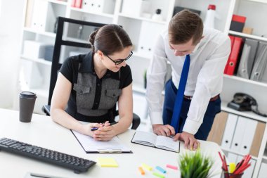 Genç insanların office belgeleri ile çalışan.