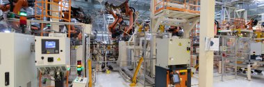 Robotlar tarafından araçların otomatik derleme işlemi. Otomotiv üretim hattı. uzun biçimi. Geniş çerçeve