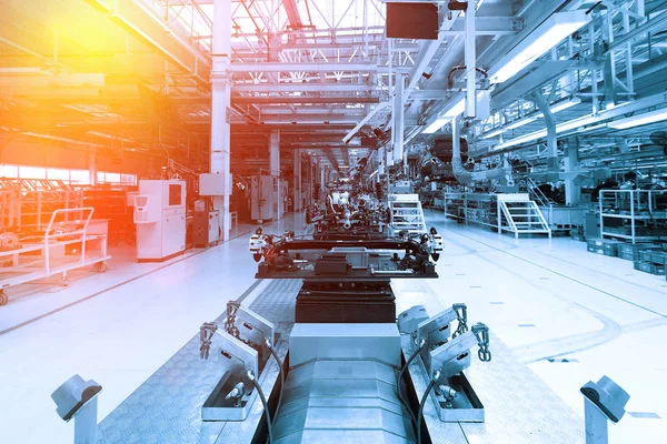 Συναρμολόγηση εξαρτημάτων των αυτοκινήτων ρομπότ. διαδικασία αυτοματοποιημένης κατασκευής των αυτοκινήτων. Εργοστάσιο για την παραγωγή των αυτοκινήτων σε μπλε χρώμα. Μπλε τόνος — Φωτογραφία Αρχείου