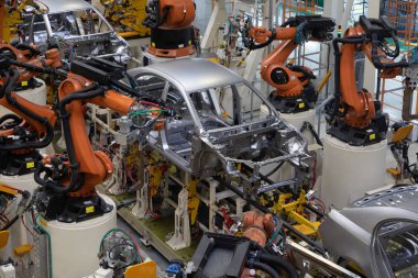 Konveyör üstten görünüm araba gövdesi. Modern otomobil fabrikasında montaj. Araba vücut otomatik oluşturma işlemi