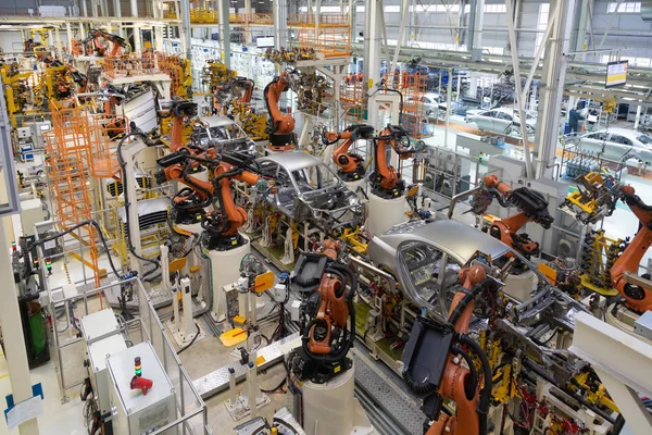 Carrocería del coche en vista superior del transportador. Ensamblaje moderno de coches en la planta. El proceso de construcción automatizado de la carrocería — Foto de Stock