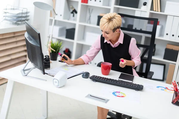 La chica trabaja en la oficina con un marcador y documentos . — Foto de Stock