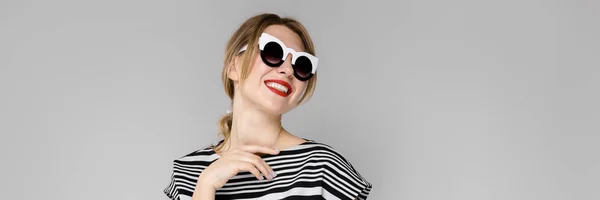 Frau in modischer Kleidung und Sonnenbrille — Stockfoto