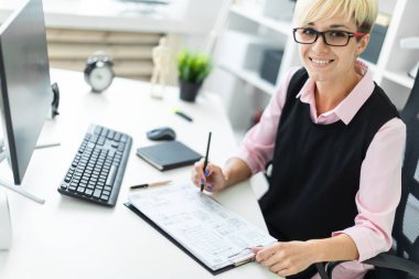 Genç kız belgeleri doldurur