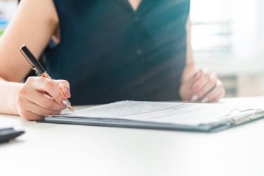 Kadın el bir anket doldurun.