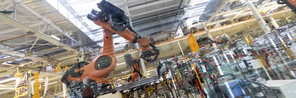 Automatisierte Montage von Autos durch Roboter. Automotive Fließband. Langformat. breiter Rahmen — Stockfoto
