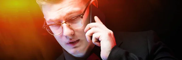 Magabiztos szép nagyra törő boldog elegáns felelős üzletember beszél telefonon, a fekete háttér portréja — Stock Fotó