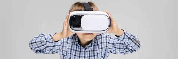 Retrato Rapaz Fundo Cinzento Menino Nos Óculos Realidade Virtual — Fotografia de Stock