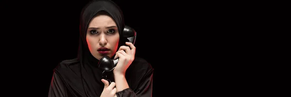 Siyah arka plan üzerine yardım çağrısında siyah hijab giyen korkmuş genç Müslüman kadın portresi güzel ciddi korkuttu — Stok fotoğraf