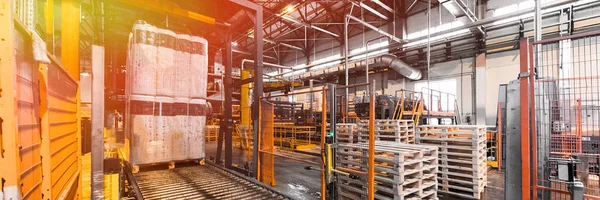Fiberglas üretim endüstrisi ekipmanları üretim alanında — Stok fotoğraf