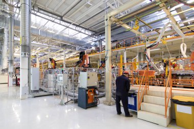 İşçiler bir araç gövde monte. arabalar kaynak işlemi. Modern otomobil fabrikasında montaj. araba vücut otomatik oluşturma işlemi