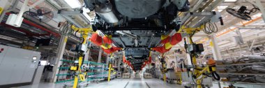 Otomotiv üretim hattı. Uzun biçimi. Geniş açı bakış bitki otomotiv sektörünün. Büyük başlık olarak kullanılabilir