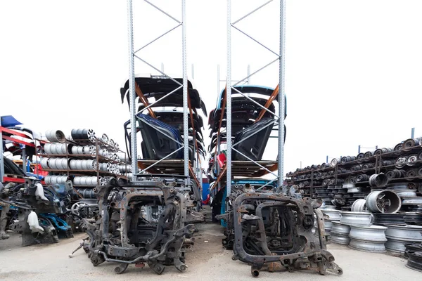 Mercado de peças de automóvel. Rodas do carro estão no chão . — Fotografia de Stock