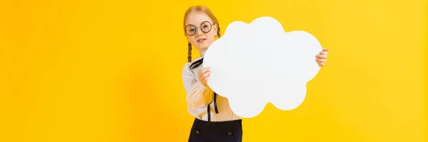 Chica con coletas rojas sobre un fondo amarillo. Una encantadora chica con gafas redondas transparentes sostiene una nube blanca en sus manos . — Foto de Stock