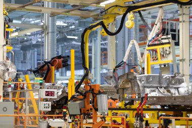 arabalar kaynak işlemi. Modern otomobil fabrikasında montaj. araba vücut otomatik oluşturma işlemi
