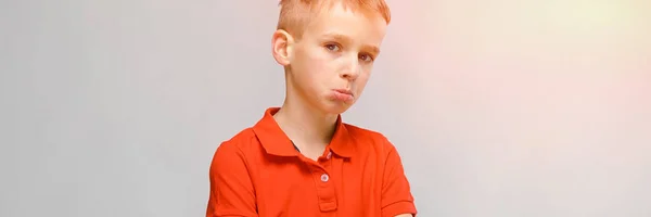 Adolescente niño en camiseta —  Fotos de Stock