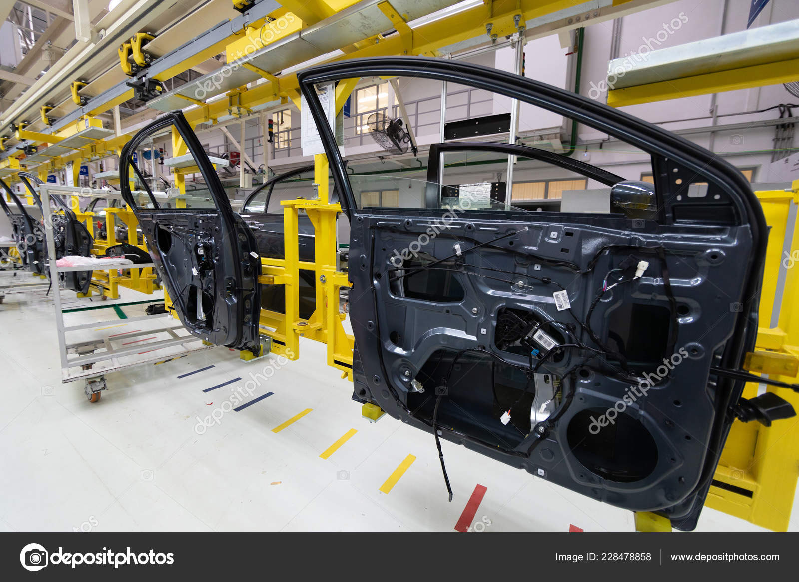 컨베이어에 자동차 문입니다. 로봇 장비 자동차의 조립은. 현대 자동차 조립 공장에서 — 스톡 사진 © fotoevent