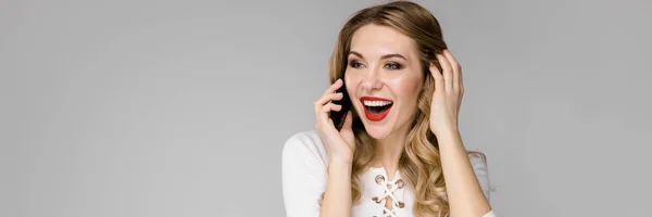 Ung vacker flicka som ringer genom telefon — Stockfoto