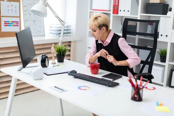 La chica trabaja en la oficina con un marcador y documentos . — Foto de Stock