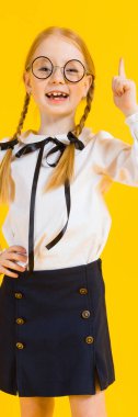 Sarı bir arka plan üzerinde kırmızı pigtails kız. Yuvarlak şeffaf Gözlüklü Şirin bir kız onu işaret parmağını kaldırdı.