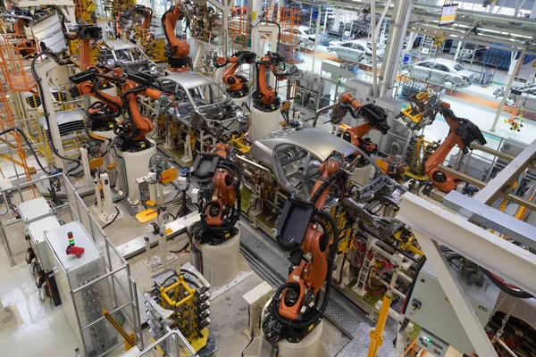 Carrocería del coche en vista superior del transportador. Ensamblaje moderno de coches en la planta. El proceso de construcción automatizado de la carrocería —  Fotos de Stock