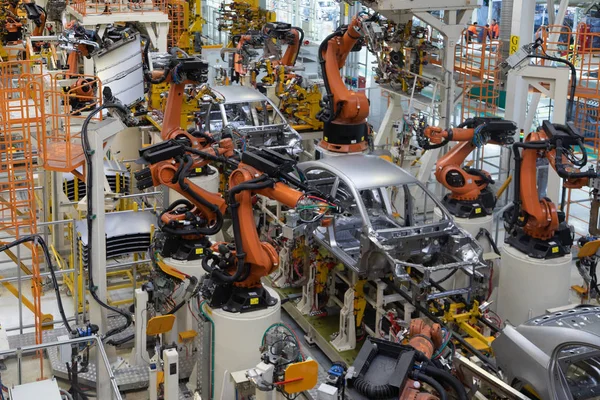 Carrocería del coche en vista superior del transportador. Ensamblaje moderno de coches en la planta. El proceso de construcción automatizado de la carrocería — Foto de Stock