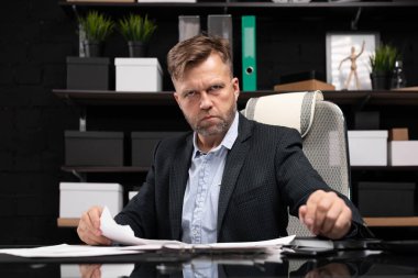 Bilgisayar tablo ve gözyaşları belgeyi oturan işadamı