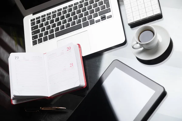 Espaço de trabalho com diário, laptop e tablet em mesa de madeira — Fotografia de Stock