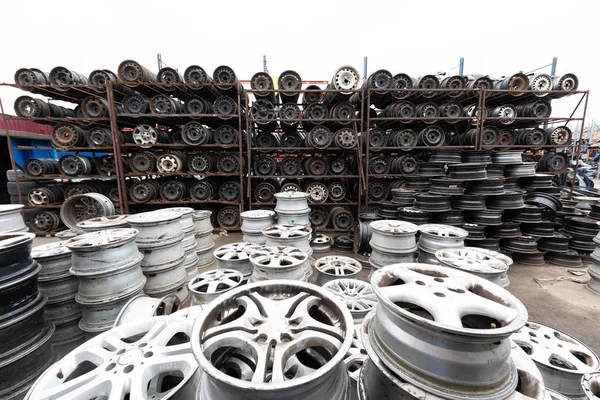 Mercado de peças de automóvel. Rodas do carro estão no chão . — Fotografia de Stock