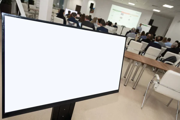 Monitore mostrando a organização do plano de desenvolvimento contra o público na sala de conferências. Análise de Negócios, Conceito de Estatística — Fotografia de Stock