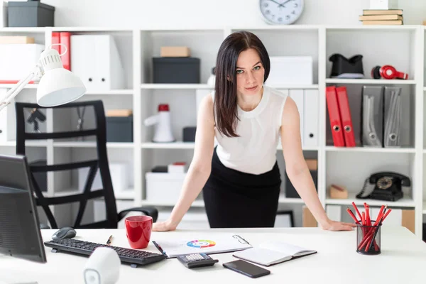 Une jeune fille debout dans le bureau près de l'ordinateur Bureau . — Photo