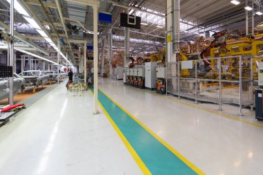 İşçiler bir araç gövde monte. arabalar kaynak işlemi. Modern otomobil fabrikasında montaj. araba vücut otomatik oluşturma işlemi